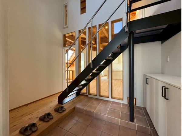 玄関は吹き抜けで明るい空間