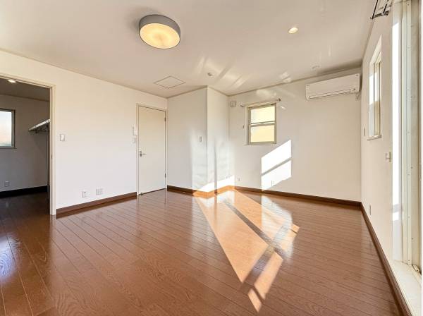 ２階寝室は11.5帖。リフォーム工事を行なえば２ＬＤＫにも変更可能で。