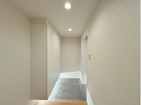 玄関収納下にも照明