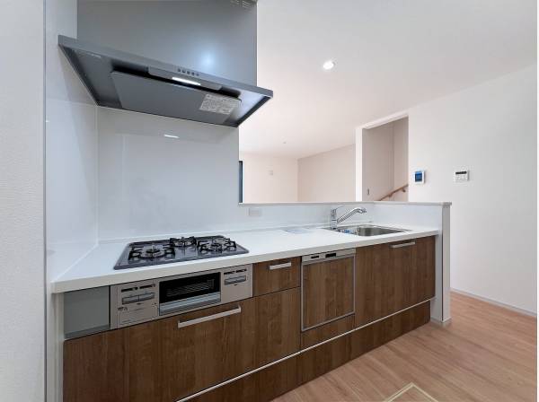 温もりの中に清潔感も備わったウッド×白のキッチン