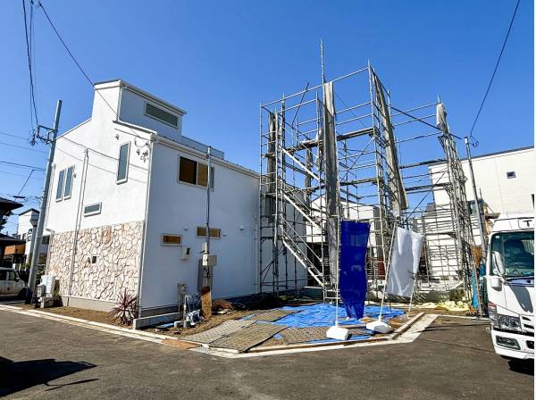 新規開発分譲地内で綺麗な街並みの一画です