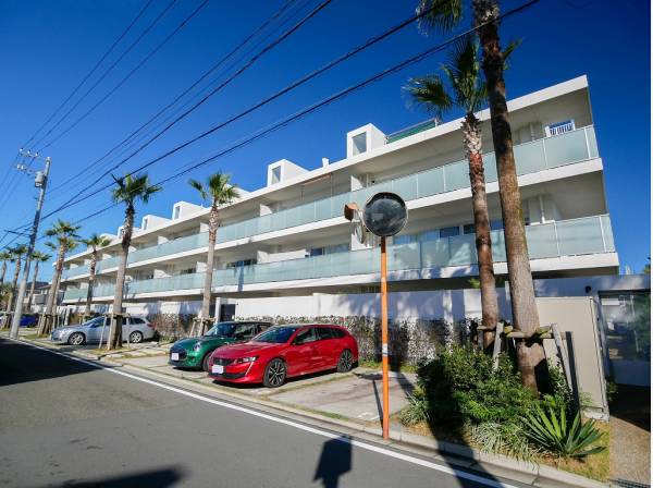 スムーズな入出庫を叶える平置きのカースぺース