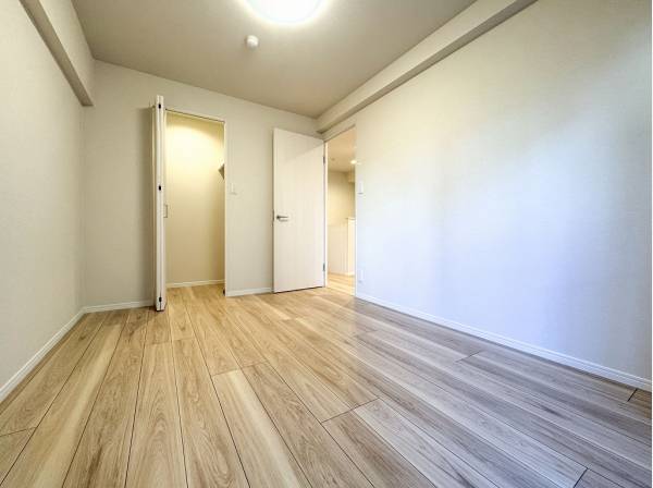 WICが完備されたベッドルーム