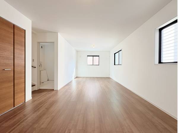 圧巻の20帖超を誇る大空間LDK。リビングイン階段が家族の会話を自然に