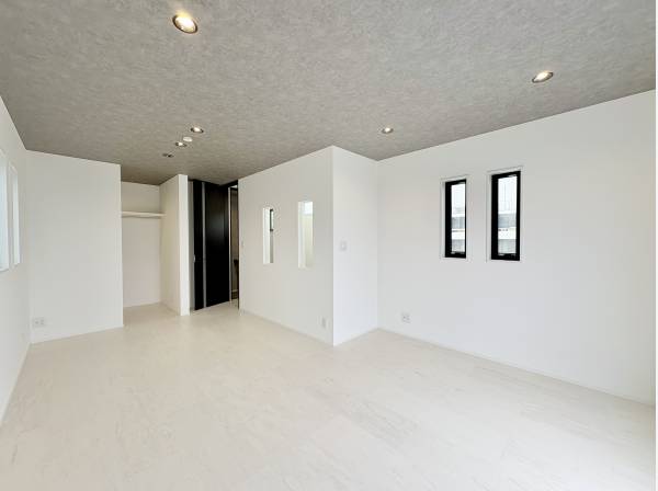 3階洋室は、クローゼット付きの明るい空間です