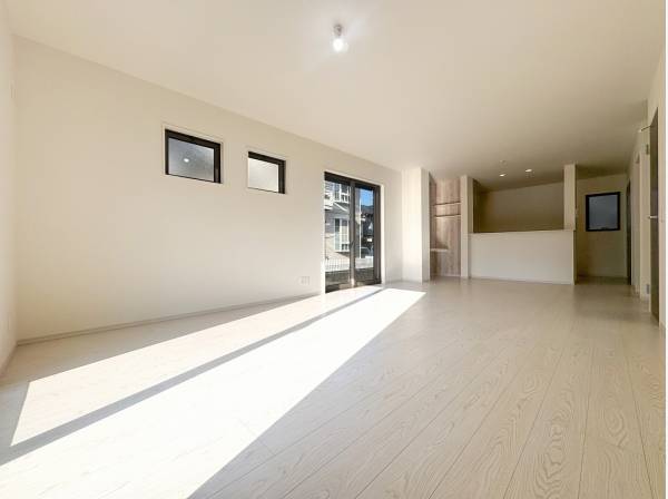 自然光の映える明るいトーンで統一された21帖超LDK