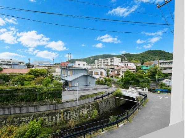 すぐそばにはせせらぎに癒される小川も流れております