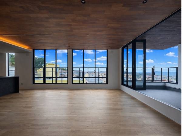 木目天井と大開口サッシが広がる光あふれるLDK空間ゆとりの住まい。