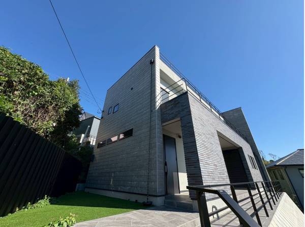 高級感漂うスタイリッシュな高台の邸宅、お庭も広々！