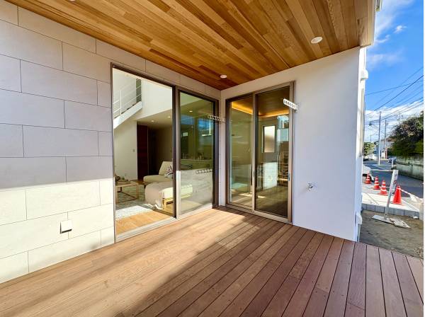 リビングから繋がる天然木のウッドデッキスペース