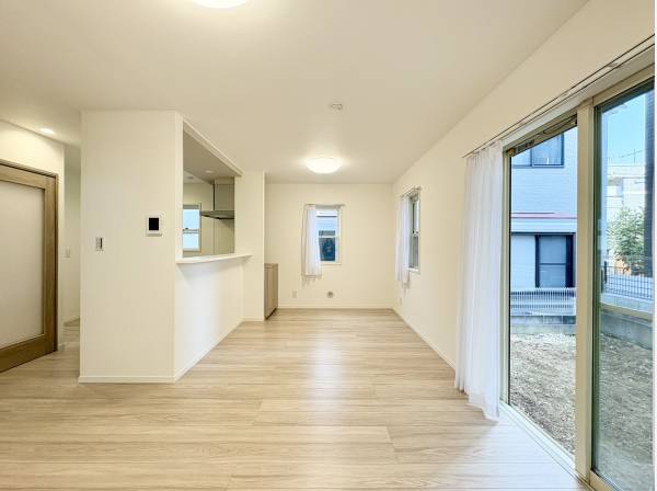 LDK　南側にはお庭もございます♪