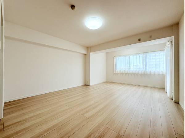 16.9帖のLDK大きな窓が印象てきです