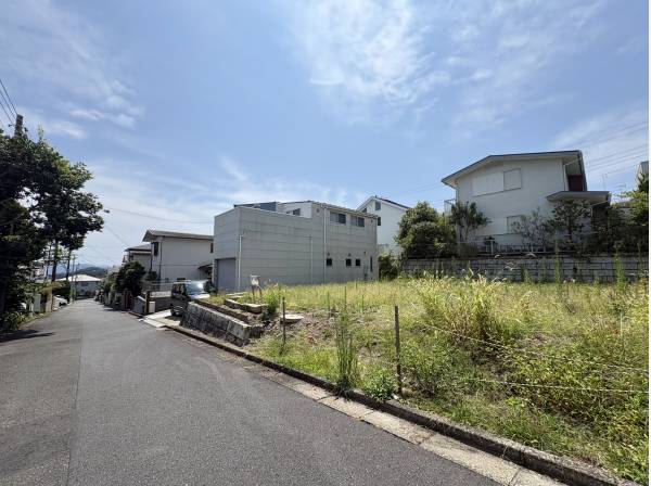 前面道路も広く駐車もらくらく可能です