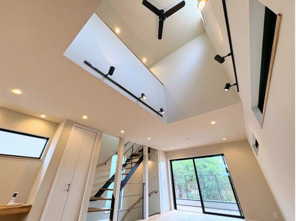 吹き抜けのシーリングファンがゆったりと回る心地よい空間