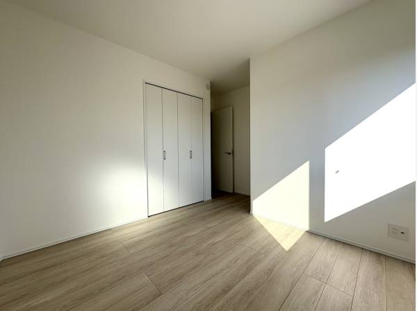 柔らかな日差しが満ちる、心地よい洋室