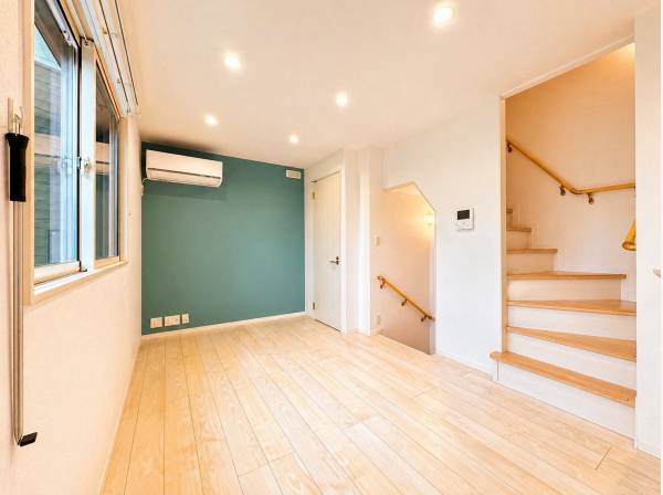 自然光が差し込む、シンプルで心地よいリビング設計。