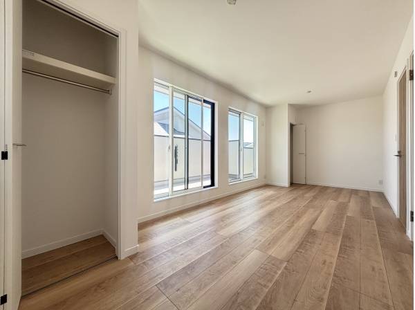 間仕切りして2部屋として使用も可能な居室（別途費用負担有）