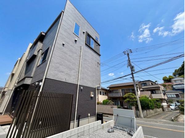 家の横には駐車場が有りますよ！