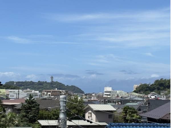 街並みの先には湘南の象徴「江の島」を望みます

