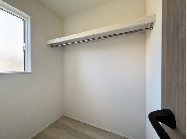 季節用品も収納できるファミリークローゼット♪