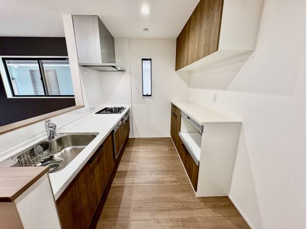 キッチンにはカップボードが付いております！