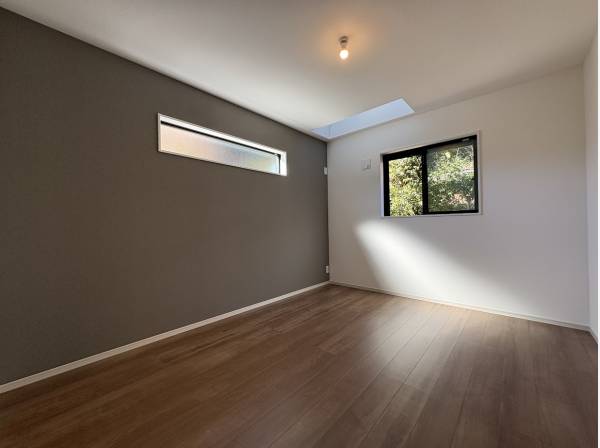 アクセントクロスがおしゃれな洋室