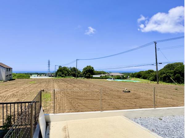 裏手は長閑な場所で、その先には相模湾を望みます