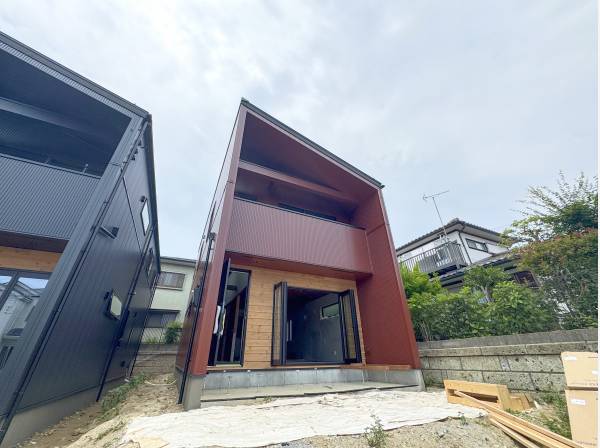 周囲は同じ2階建ての家ばかり。圧迫感が少ないのもこの分譲地の魅力。