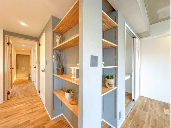 壁を利用した豊富な収納スペースも魅力的です