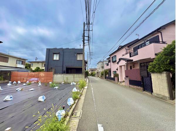 前面道路　約５mの広さで駐車も楽々！