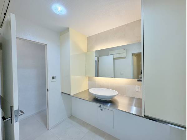 優しく明るい照明がお洒落な洗面所です