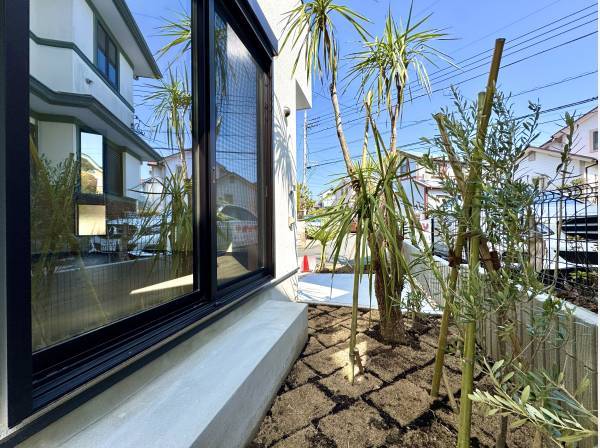 窓辺の植栽が暮らしにやさしい彩りを添えます