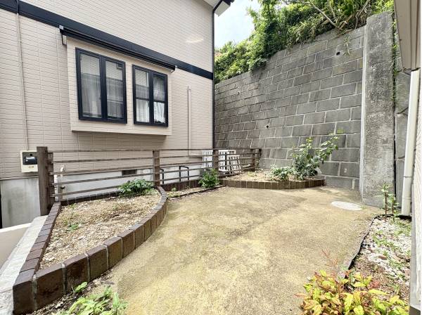 小さな素敵なお庭ガーデニングも愉しめそうです