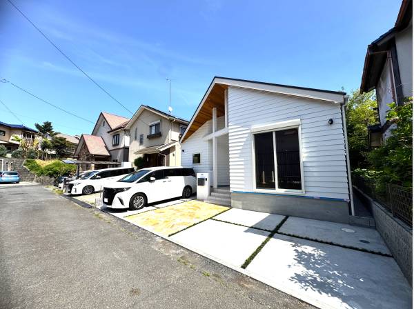 静かな街並みに佇む平屋建て、お車２台駐車可能です♪