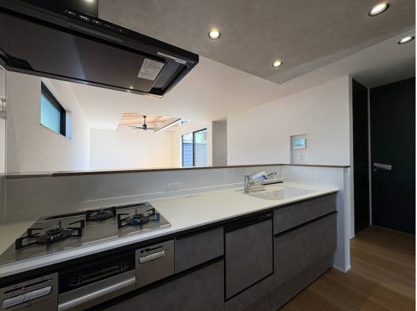 家族の顔が見える対面式キッチン