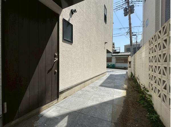 プライベート感のある玄関アプローチ