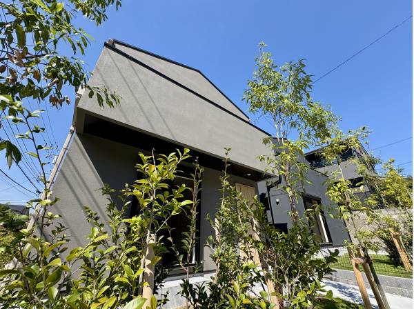 緑に馴染むファサード