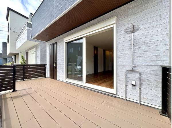 ウッドデッキには外シャワー付き