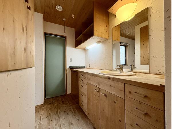 裏から出入りのできる入り口があります