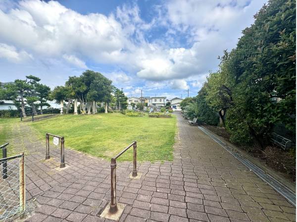 敷地裏手は公園のため開放感に包まれます