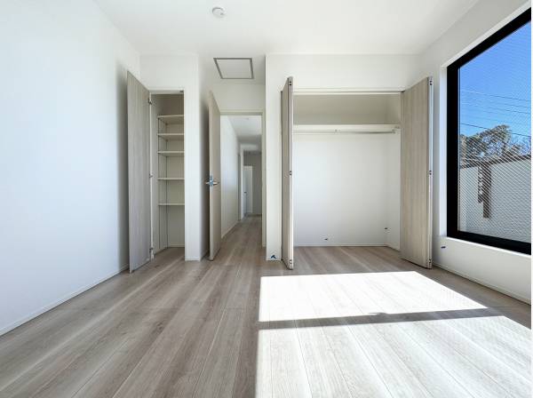 2階の陽当たりの良いお部屋は収納も充実！