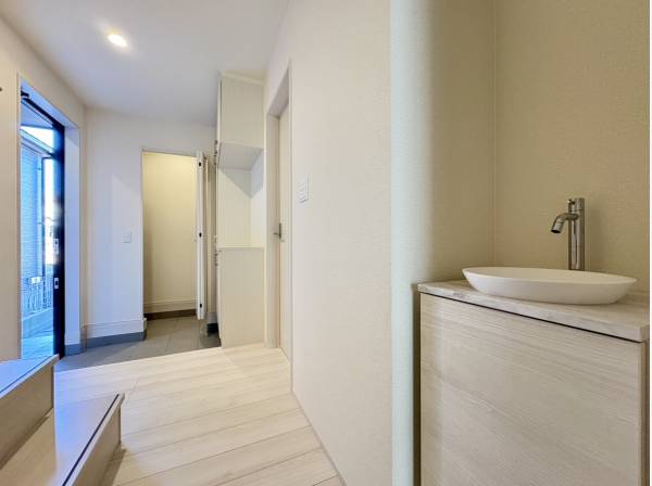 玄関のそばに独立洗面台があるのも嬉しいですね♪