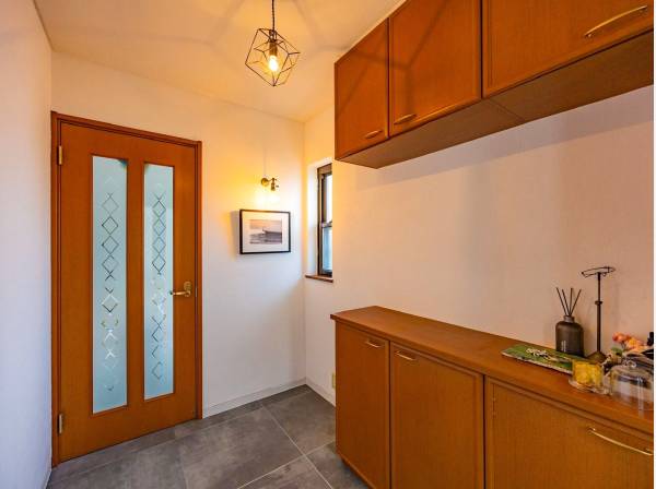 玄関横のディスプレイ棚はお気に入りを並べて自分らしい空間に♪