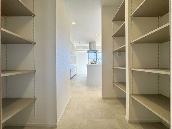 大容量のパントリーは常備食から調理家電まで幅広い収納を実現