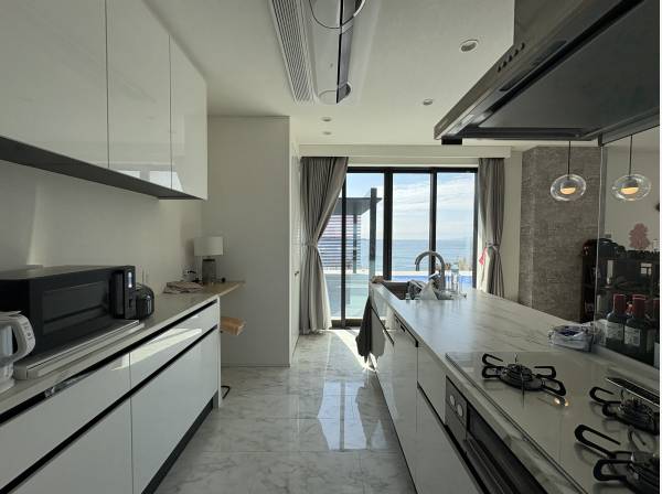 キッチンからも海が見えます