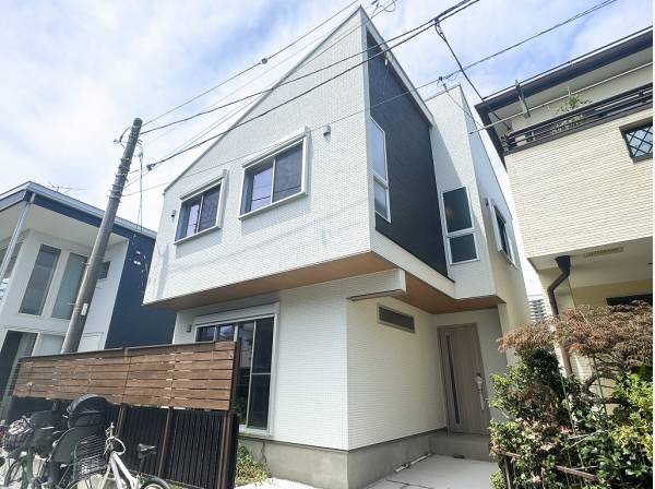 爽やかな白とブルーの外壁が海街らしいですね