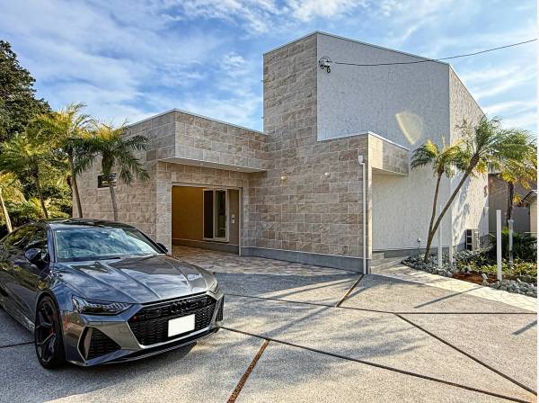 ガレージを含め、お車は３台分駐車可能です