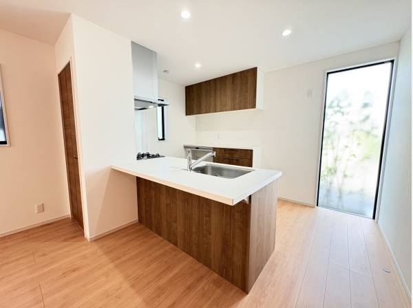 キッチンには光が入るように工夫されております。