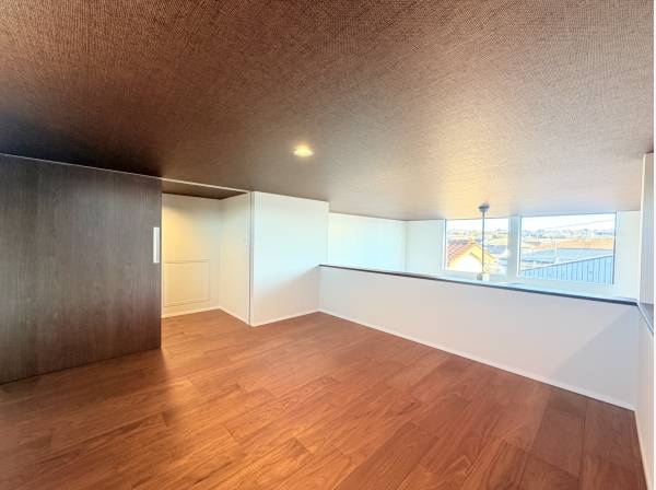 嬉しい固定階段付きのロフト