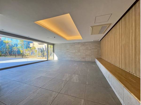 共用部エントランス、安心のオートロックです。